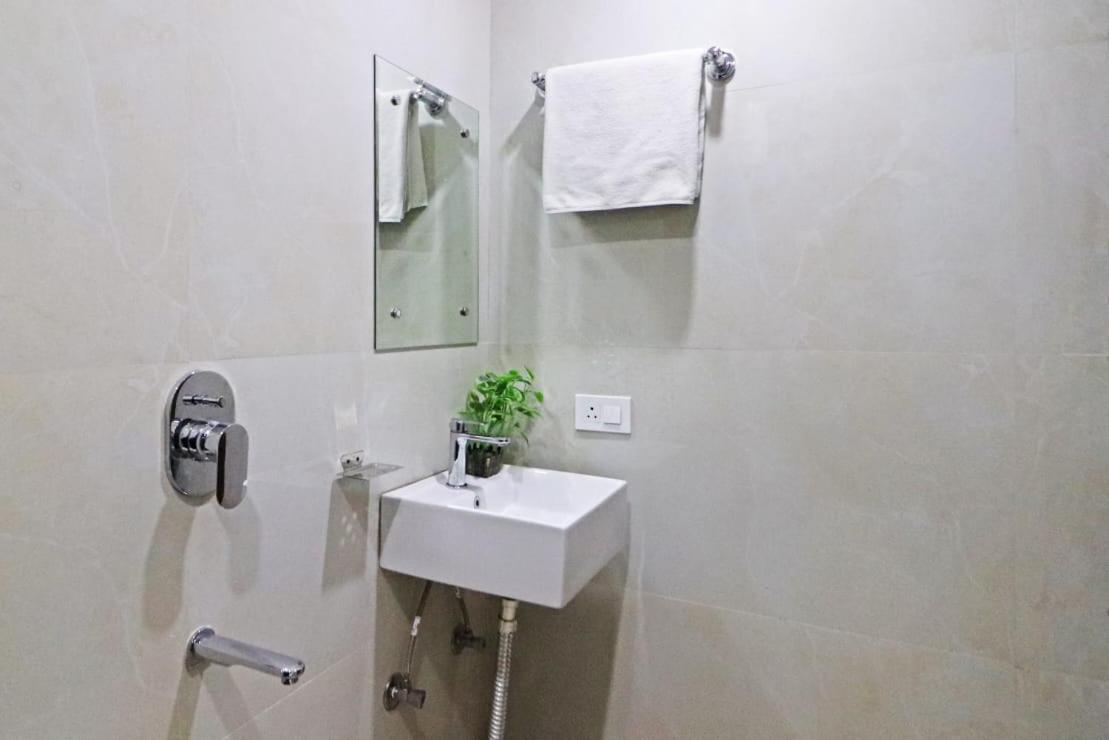 ניו דלהי Hotel Vijaydeep Place Near Delhi Airport מראה חיצוני תמונה